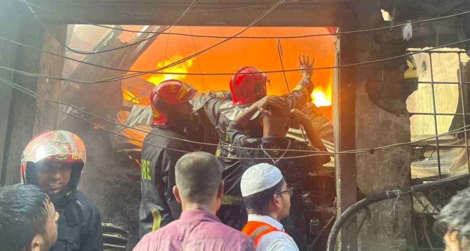 পুরান ঢাকায় ভয়াবহ আগুন