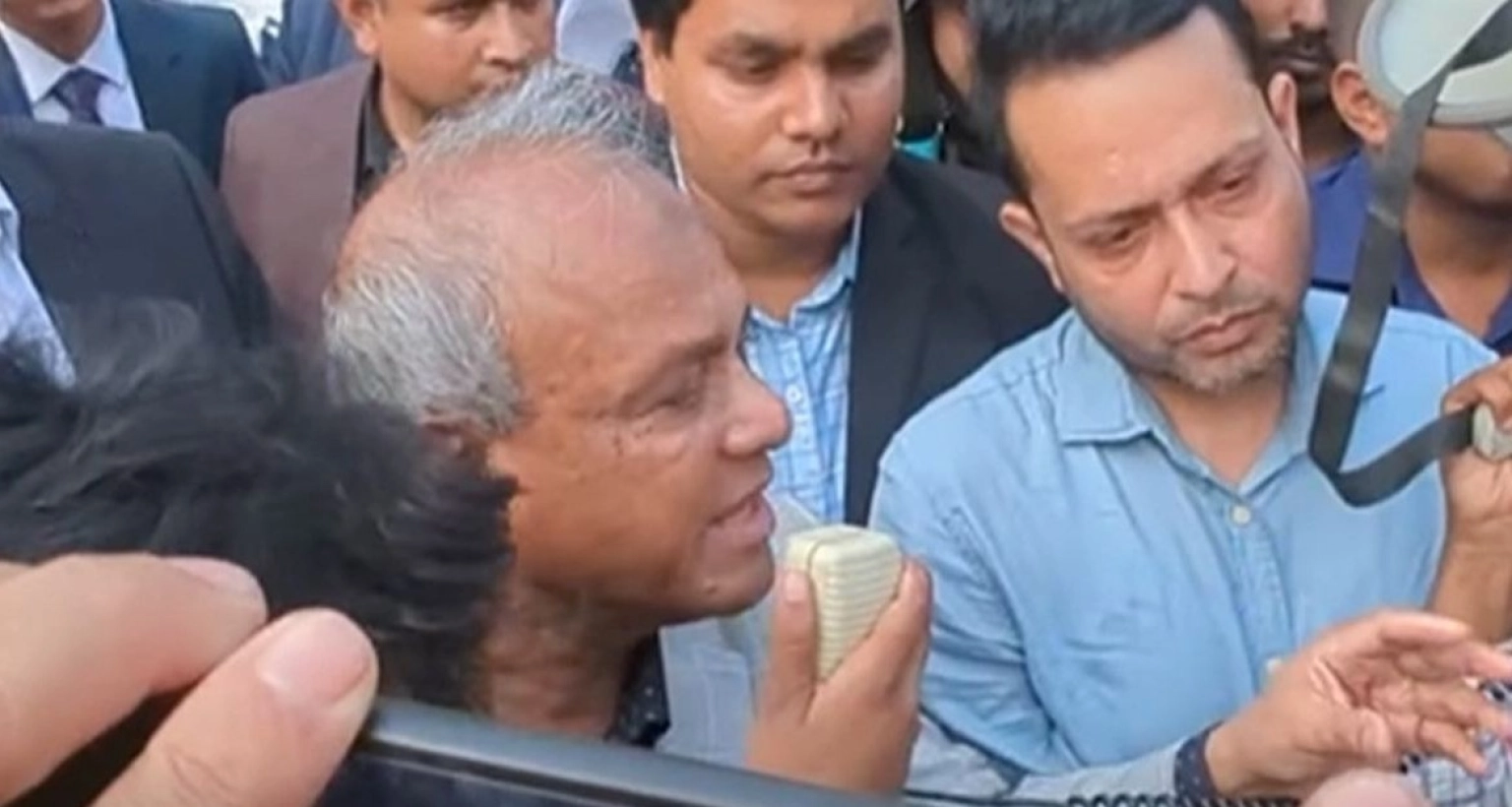 এবার আ.লীগের সন্ত্রাসীদের দেখামাত্র ব্যবস্থা নেওয়ার নির্দেশ স্বরাষ্ট্র উপদেষ্টার