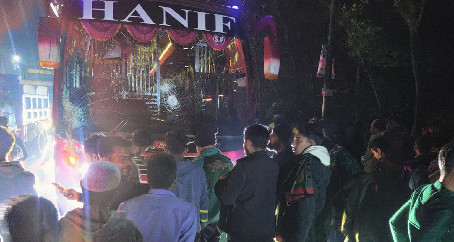 বাসটি প্রায় ১০০ মিটার পর্যন্ত মোটরসাইকেলটি টেনে নিয়ে যায়!