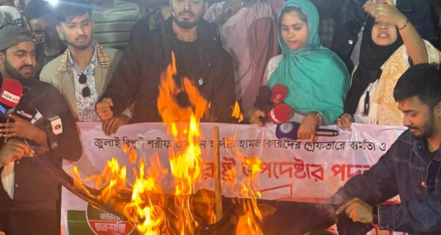 ঢাবিতে স্বরাষ্ট্র উপদেষ্টার কুশপুত্তলিকা দাহ, কাল গায়েবানা জানাজা