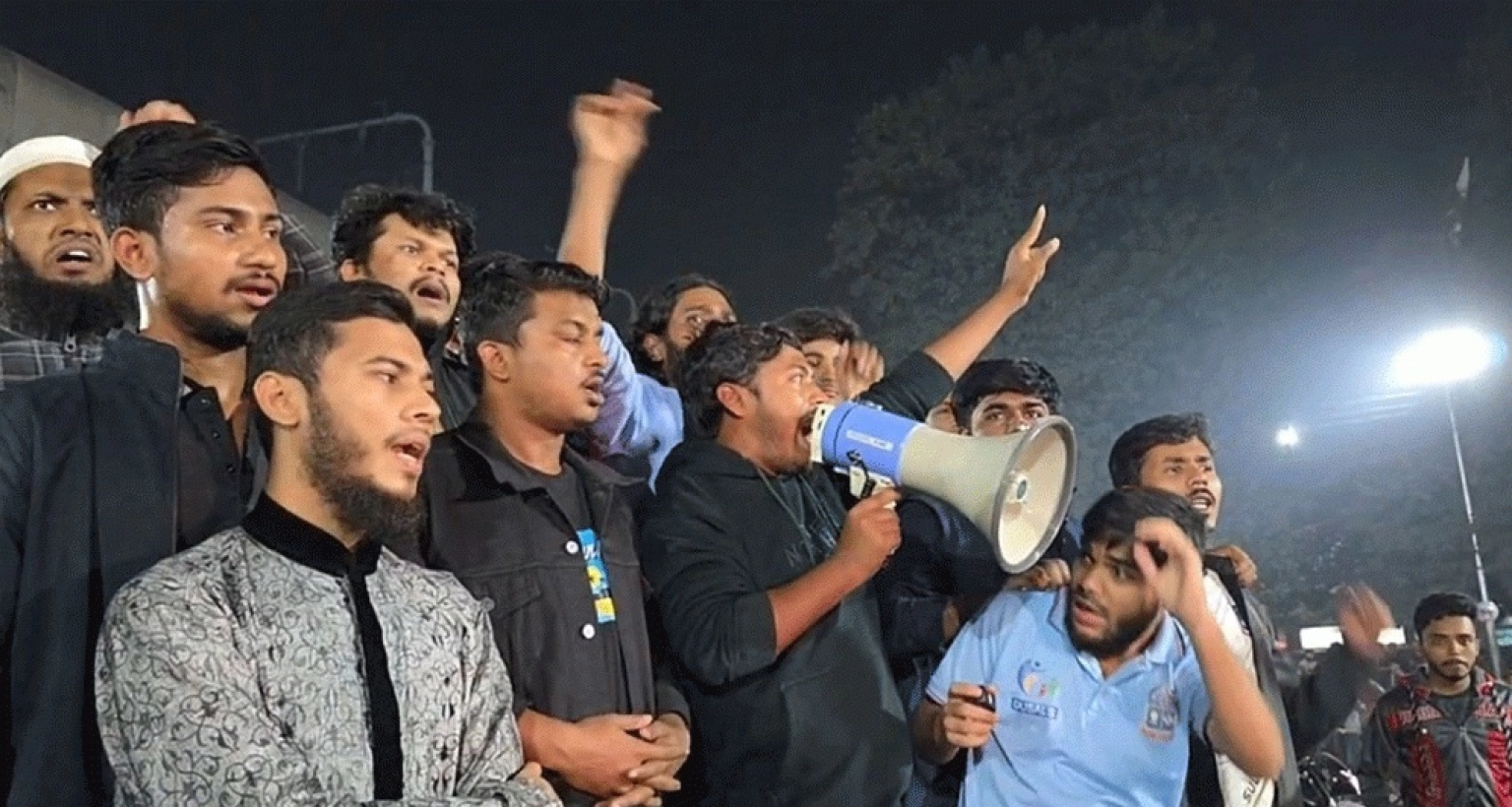 হাদির খুনিদের বিচারের দাবিতে উত্তাল ঢাকা বিশ্ববিদ্যালয়