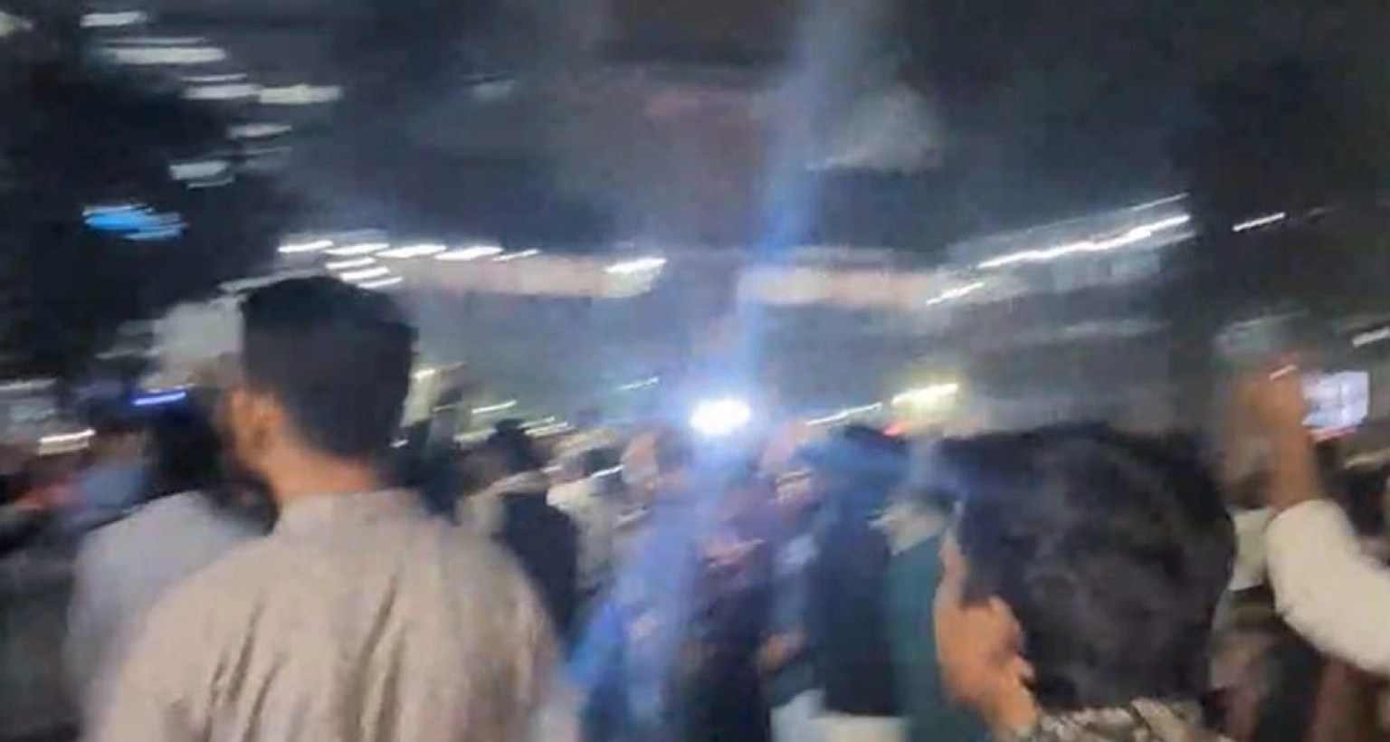 ওসমান-হাদির-মৃত্যুর-সংবাদে-উত্তাল-রাজধানী-ফেটে-পড়েছে-ছাত্র-জনতা-নজিরবিহীন-বিক্ষোভ-