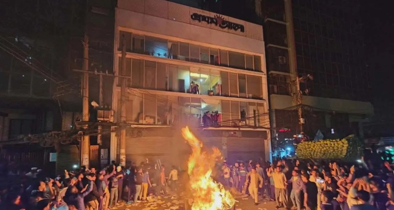 প্রথম আলো ও ডেইলি স্টার ভবনে হামলা-ভাঙচুর