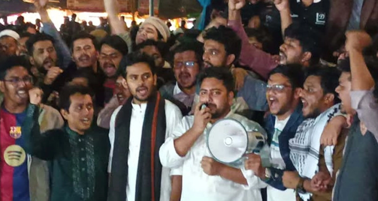 শাহবাগে ছাত্র-জনতার বিক্ষোভে যোগ দিলেন নাহিদ-আসিফ