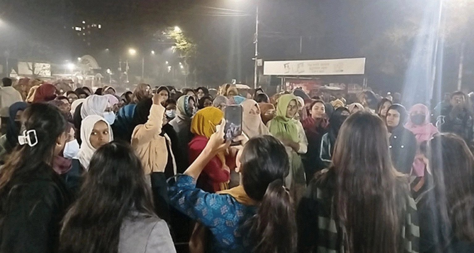 হাদির মৃত্যুর প্রতিবাদে হল থেকে বেরিয়ে ঢাবিতে নারী শিক্ষার্থীদের বিক্ষোভ