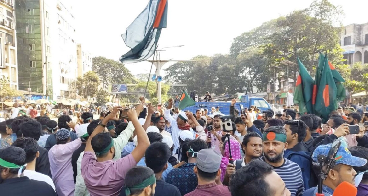 ‘আমরা সবাই হাদি হবো, যুগে যুগে লড়ে যাবো’, স্লোগানে স্লোগানে উত্তাল শাহবাগ