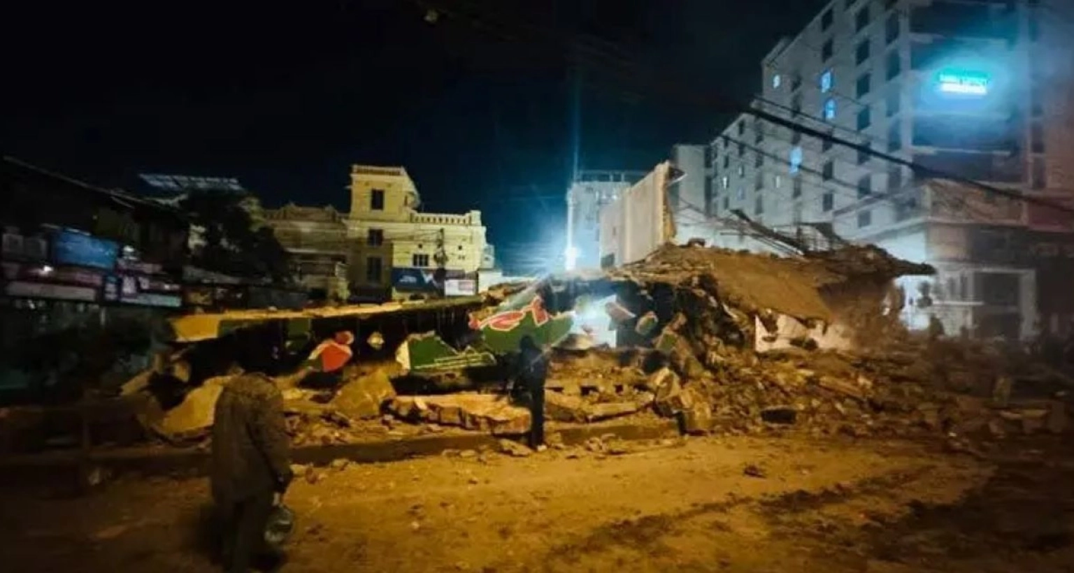 হাদি-হত্যা-এবার-গুঁড়িয়ে-দেওয়া-হলো-আ-লীগের-কার্যালয়