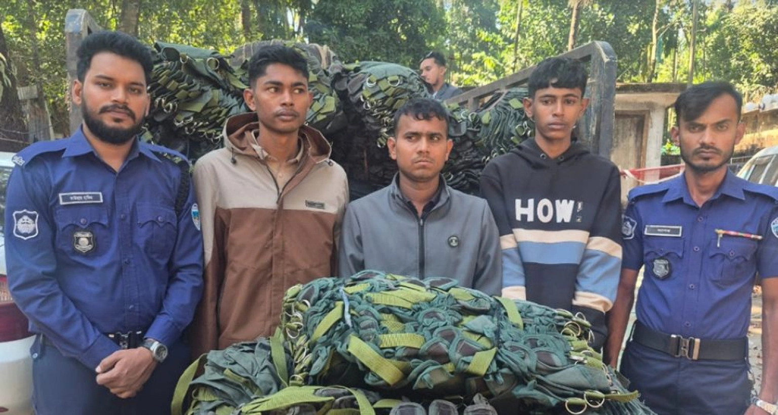 বিশেষ অভিযানে বিপুল পরিমাণ আগ্নেয়াস্ত্রের সরঞ্জাম উদ্ধার