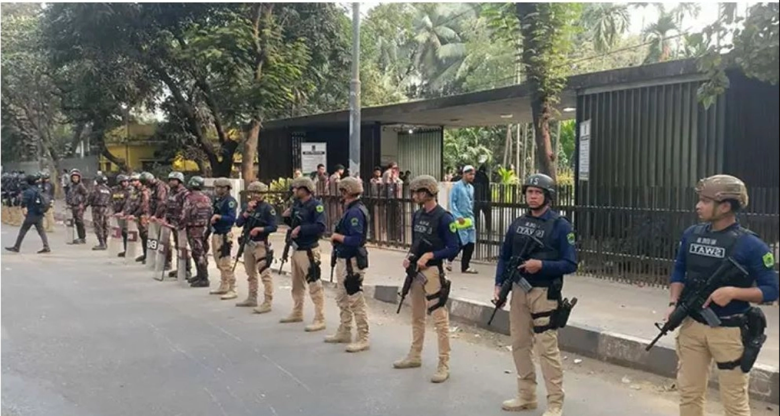  পুলিশ-বিজিবি-সোয়াট ওসমান হাদির দাফন ঘিরে কবরস্থান এলাকায়