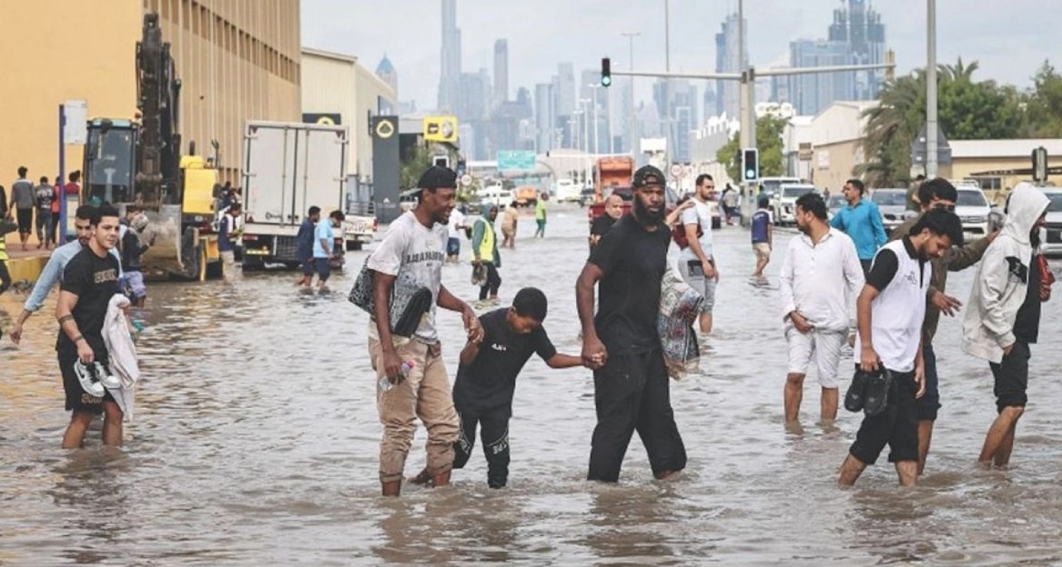 ব্যাপক বন্যার কবলে দুবাই, তুষারে ঢাকা পড়েছে কাতার!