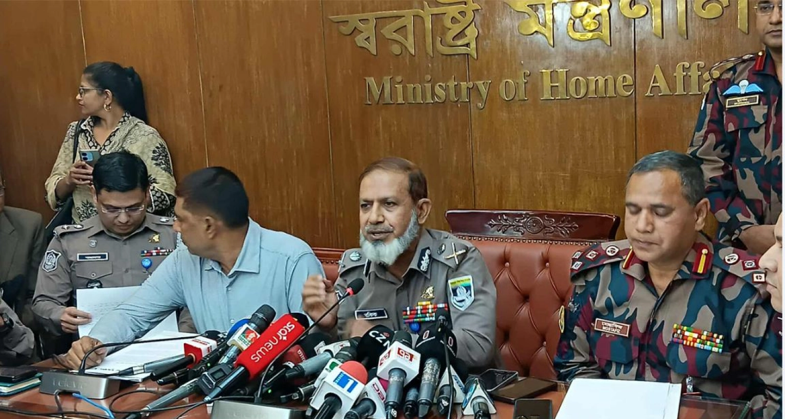 স্বরাষ্ট্র-মন্ত্রণালয়ে-জরুরি-সংবাদ-সম্মেলনে-হাদির-হত্যাকারী-সম্পর্কে-যা-জানালেন-অতিরিক্ত-আইজিপি