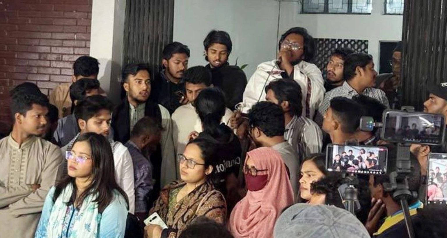 দুটি আবাসিক হলের নাম পরিবর্তনের দাবিতে ঢাবি উপাচার্যের কার্যালয় ঘেরাও