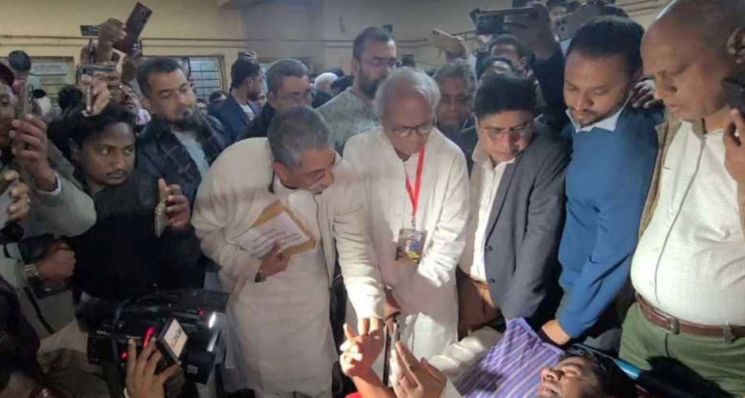 বেলালের হাতে তারেক রহমানের উপহার ৪ লাখ টাকা তুলে দিলেন রিজভী