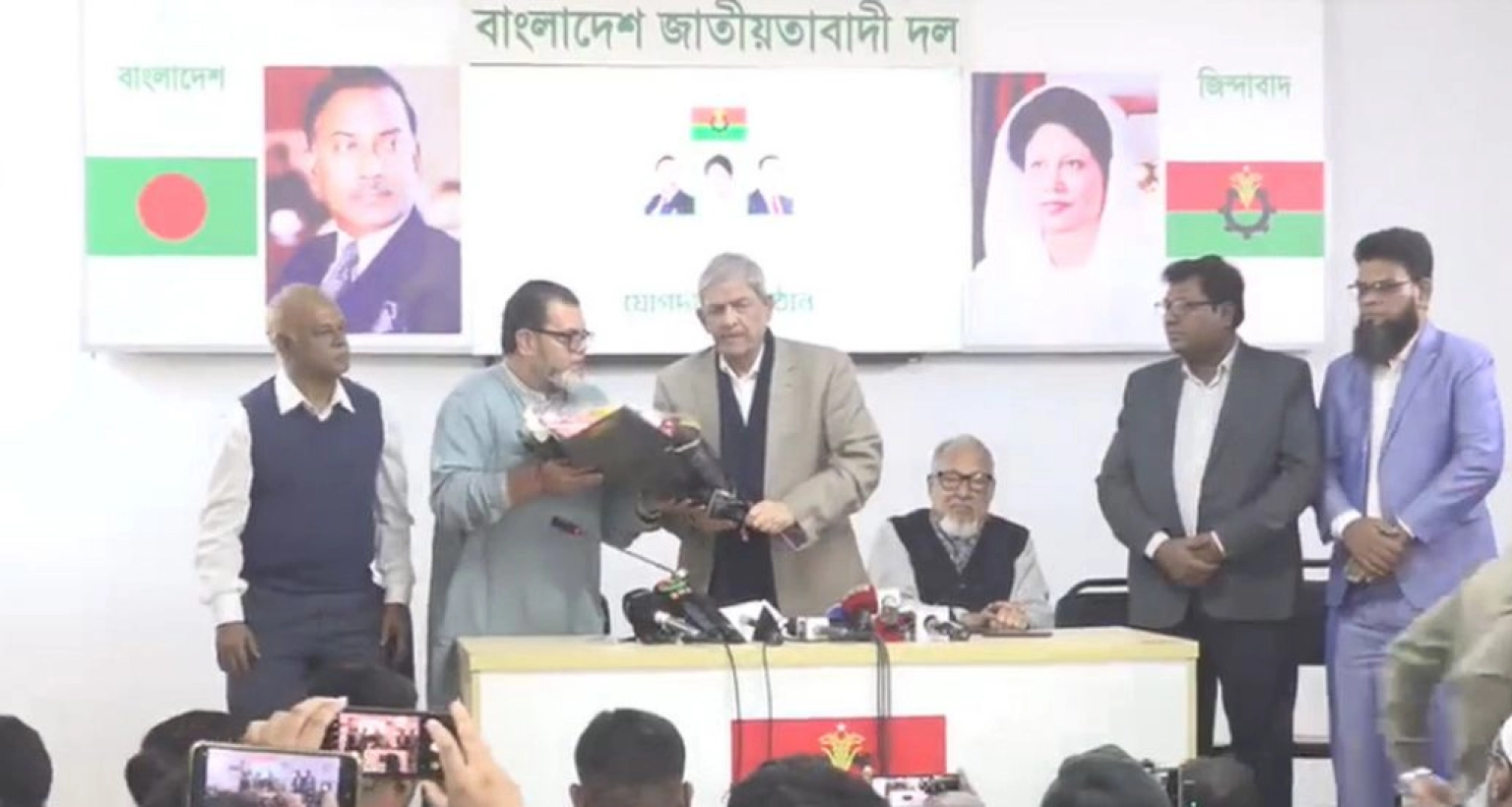 নিজের দল বিলুপ্ত করে বিএনপিতে যোগদান!