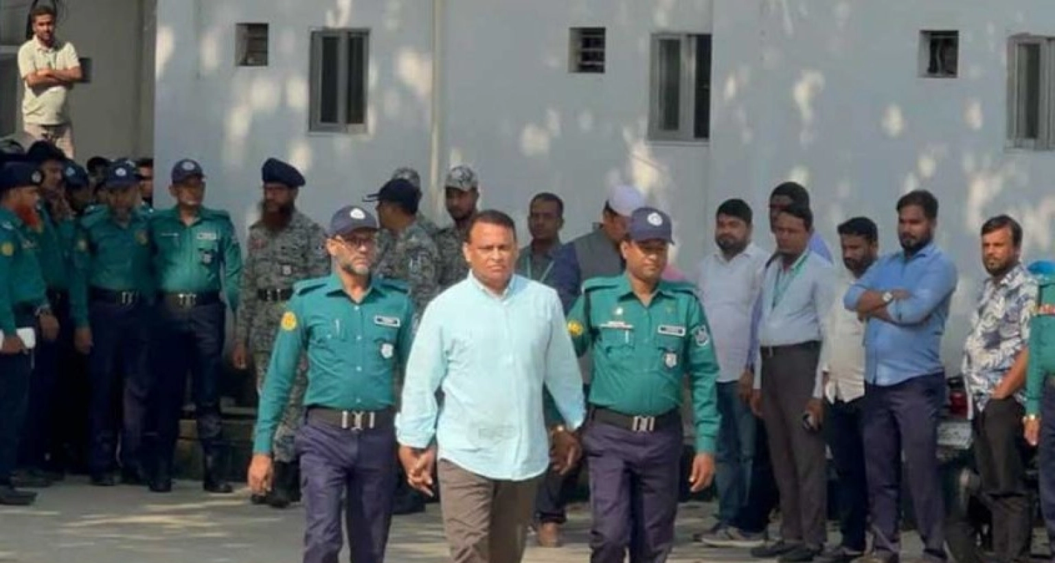 'প্রথমে মাথা বা বুকে বালিশ ঠেকিয়ে চালানো হতো গুলি, কেটে ফেলা হতো পেট'!