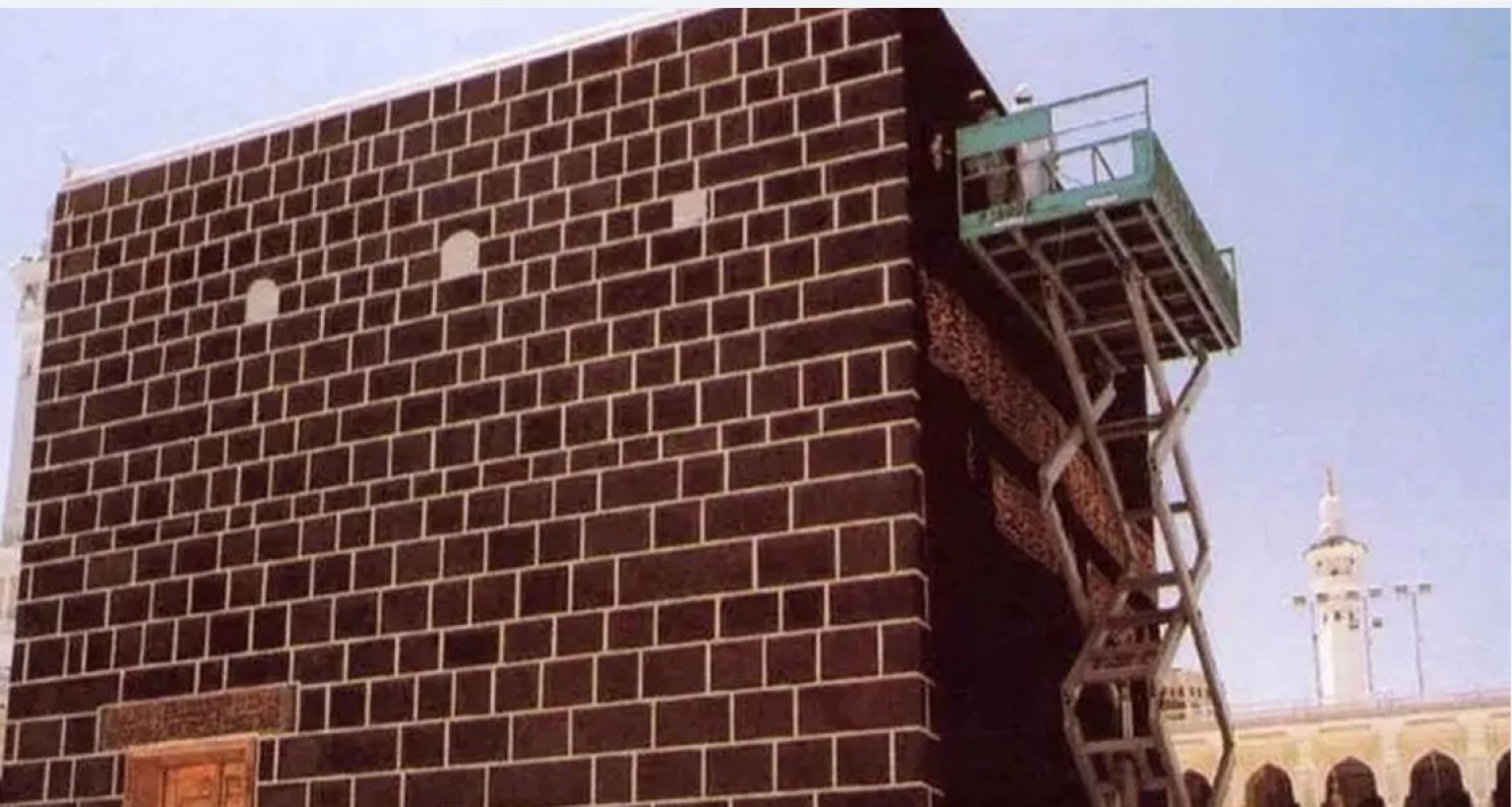 গিলাফ ছাড়া পবিত্র কাবা শরিফ দেখতে কেমন?