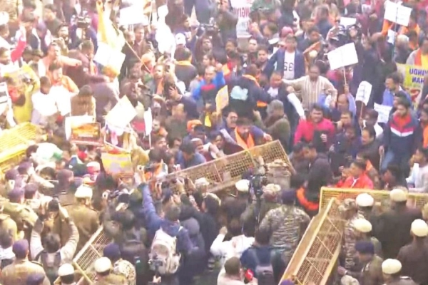 নয়াদিল্লিতে ব্যারিকেড ভেঙে বাংলাদেশ হাইকমিশনে প্রবেশের চেষ্টায় বিক্ষোভকারীরা!