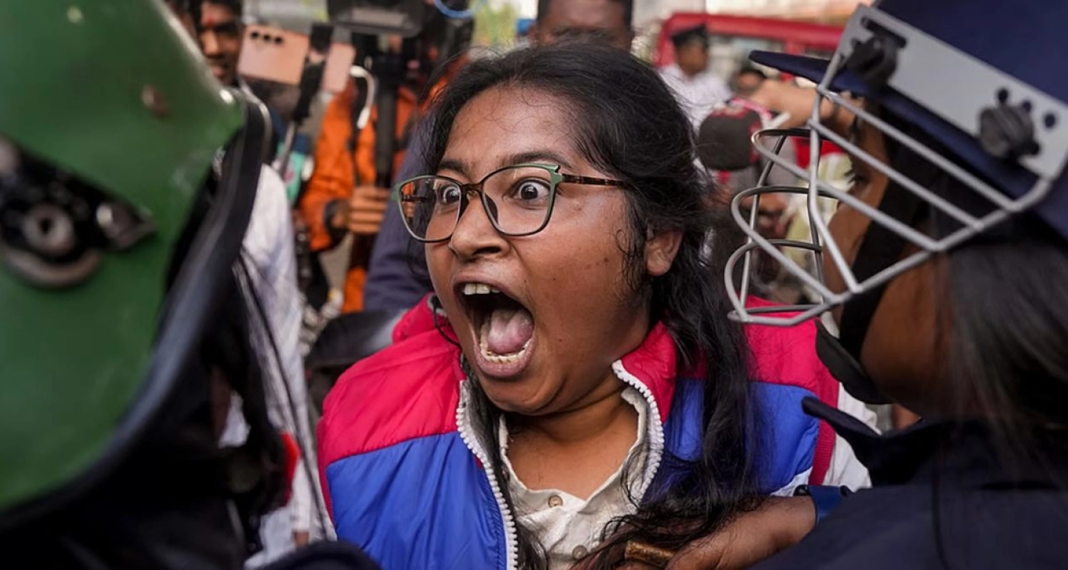 ব্যাপক লাঠিচার্জ কলকাতায় বাংলাদেশ উপ-হাইকমিশনের দিকে আসা বিক্ষোভকারীদের 