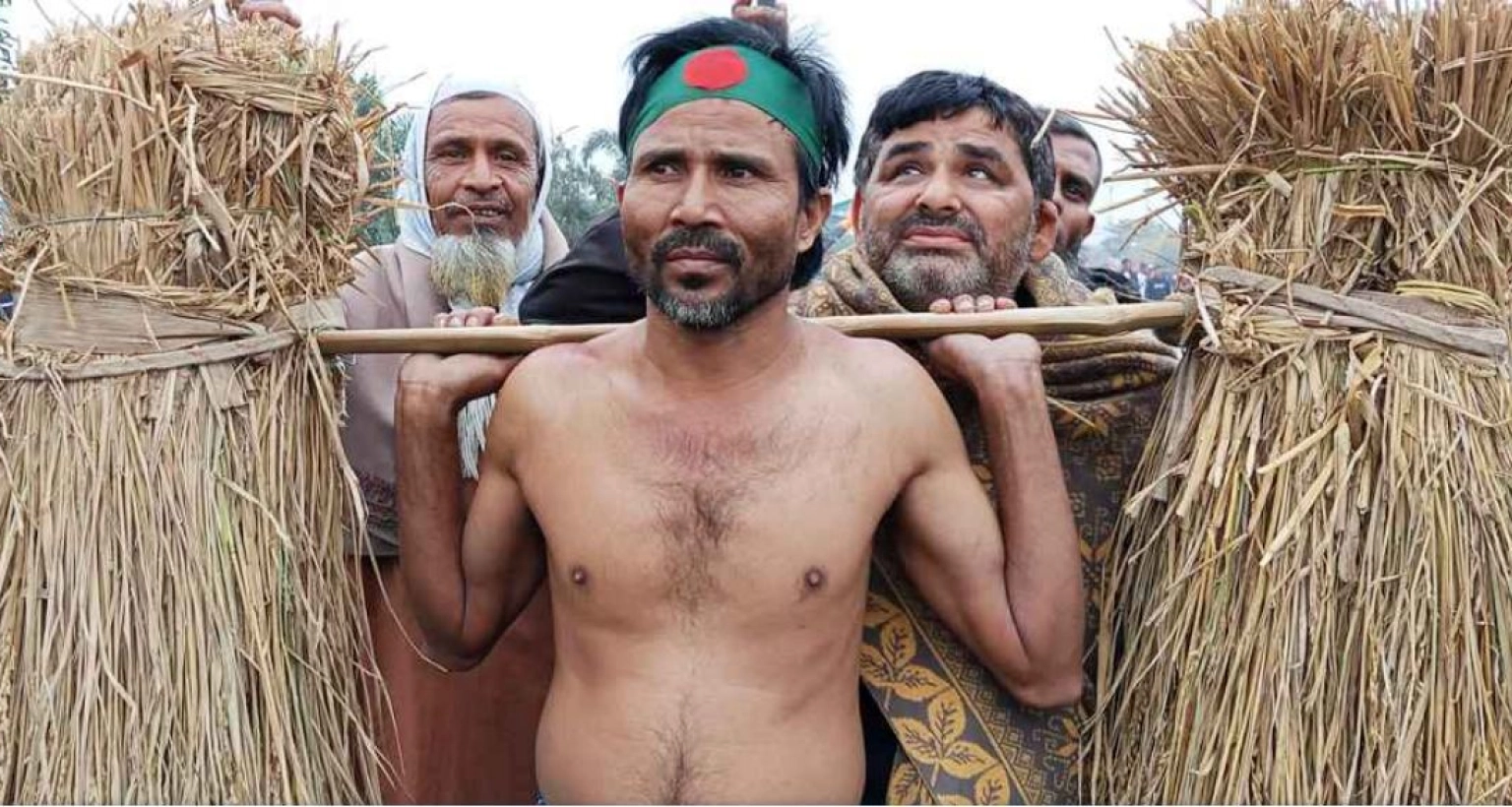 জনসমাগমের মধ্যেই দেখা যায় এক ব্যতিক্রমী দৃশ্য