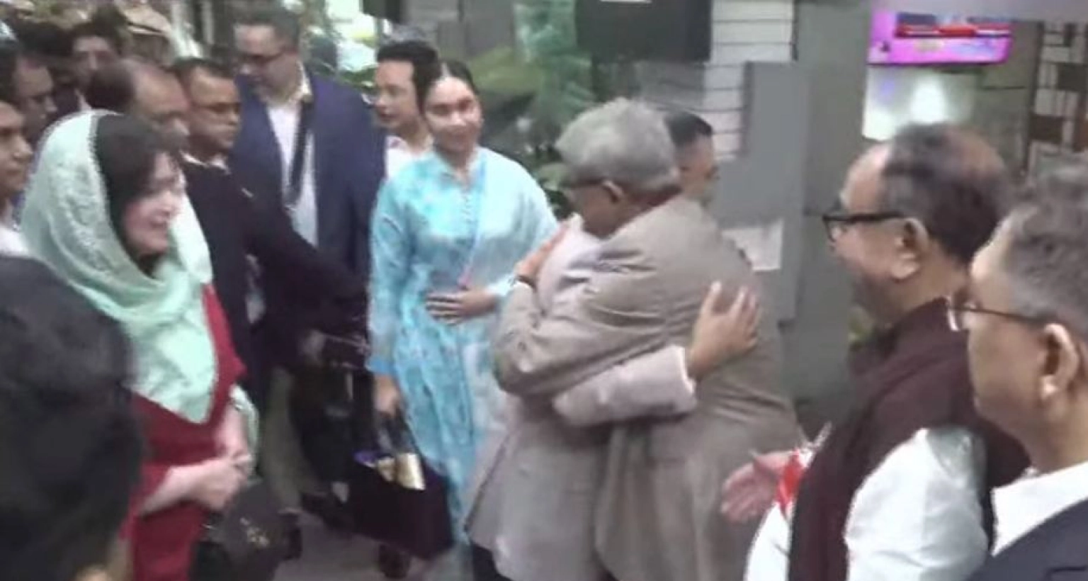 দেশে ফিরে প্রথমেই যাকে জড়িয়ে ধরলেন তারেক রহমান