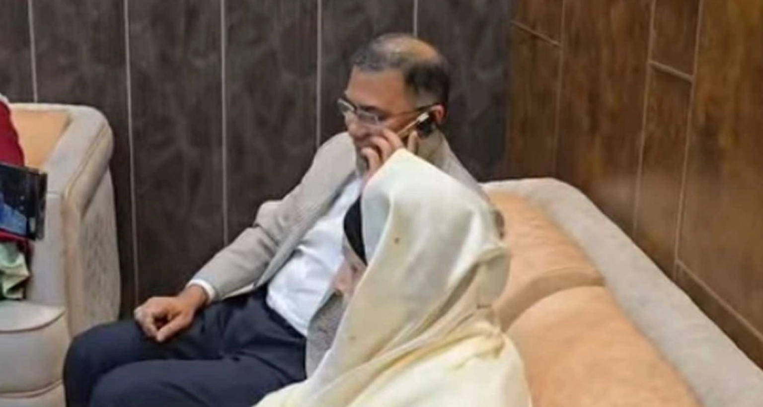 বিমানবন্দরে নেমেই প্রধান উপদেষ্টাকে ফোন করলেন তারেক রহমান