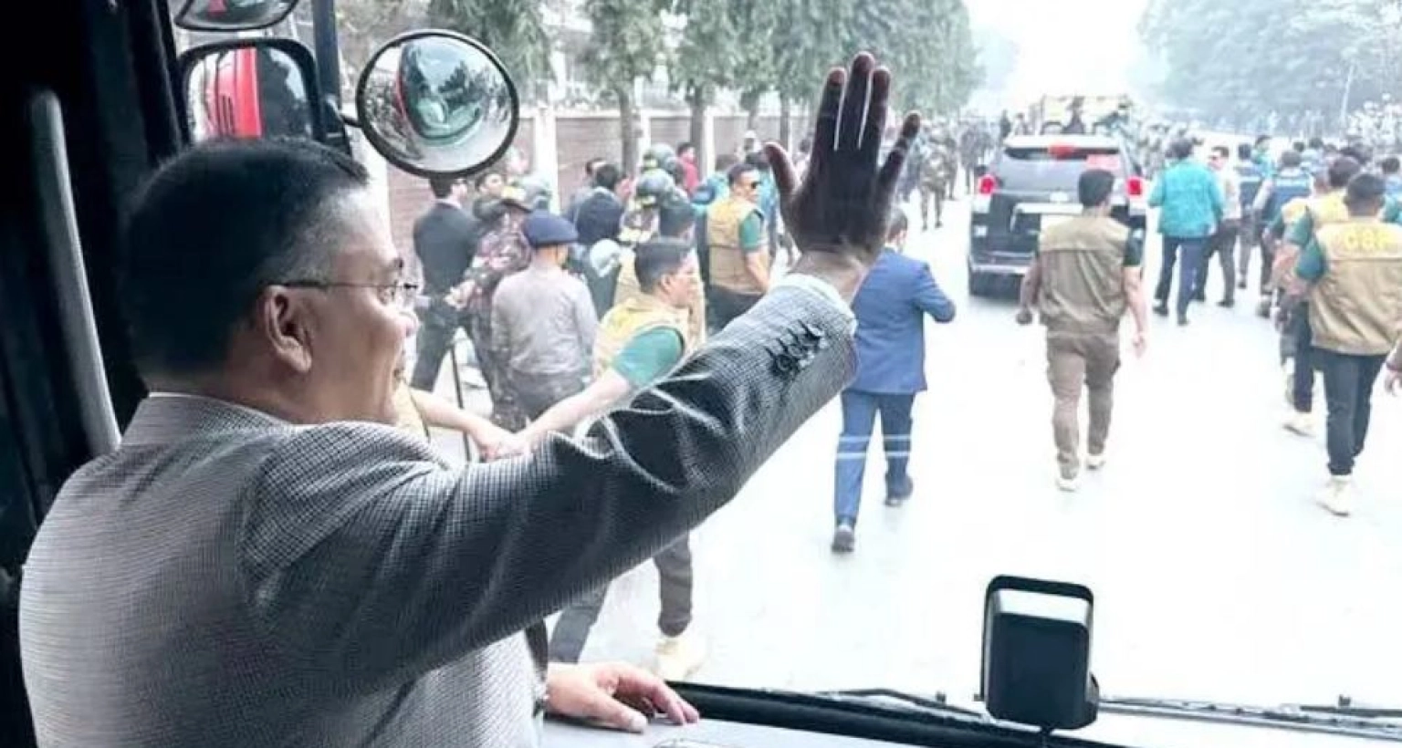 তারেক রহমান জুতা খুলে মাটিতে পা রাখেন এবং হাতে এক মুঠো মাটি নেন