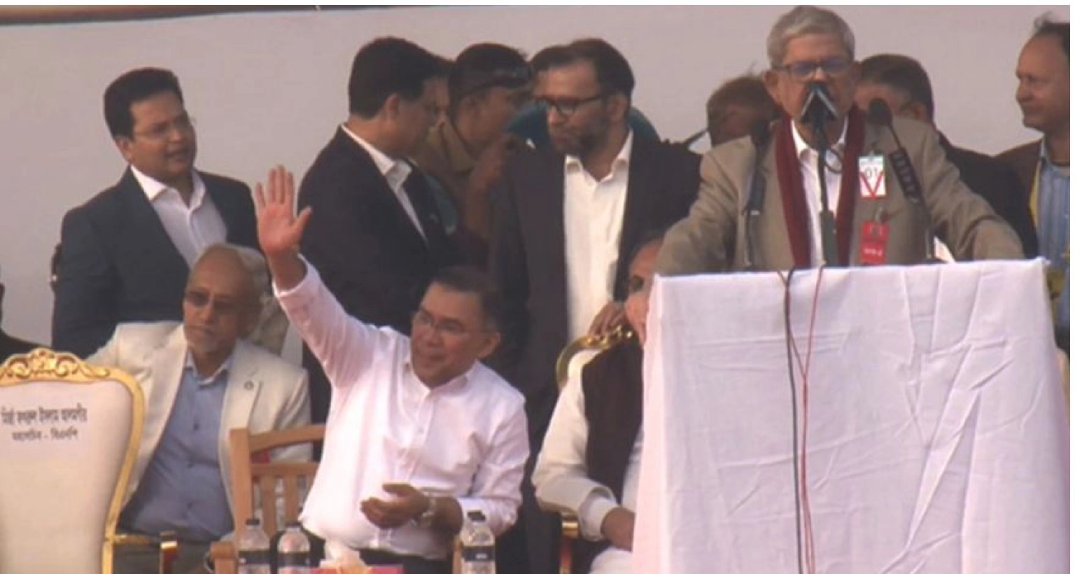 মঞ্চে-ওঠে-যা-করে-প্রশংসায়-ভাসছেন-তারেক-রহমান-