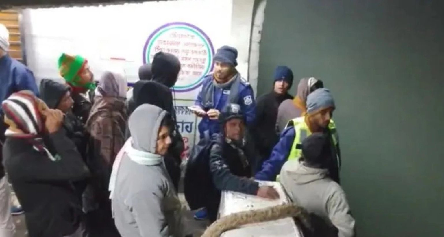 অল্পের জন্য প্রাণে বাঁচলেন সহস্রাধিক যাত্রী, খবর পেয়ে ছুটে এলো নৌপুলিশ