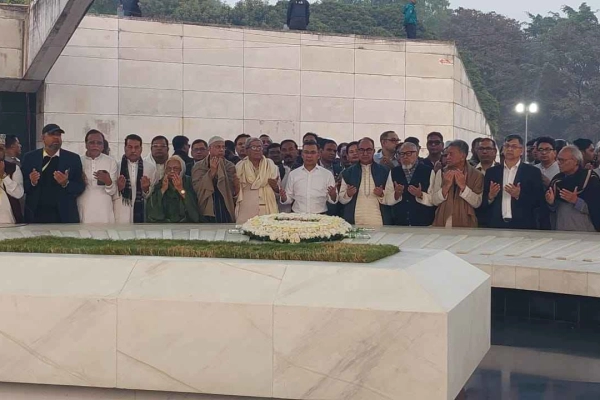 বাবার কবর জিয়ারত করলেন তারেক রহমান