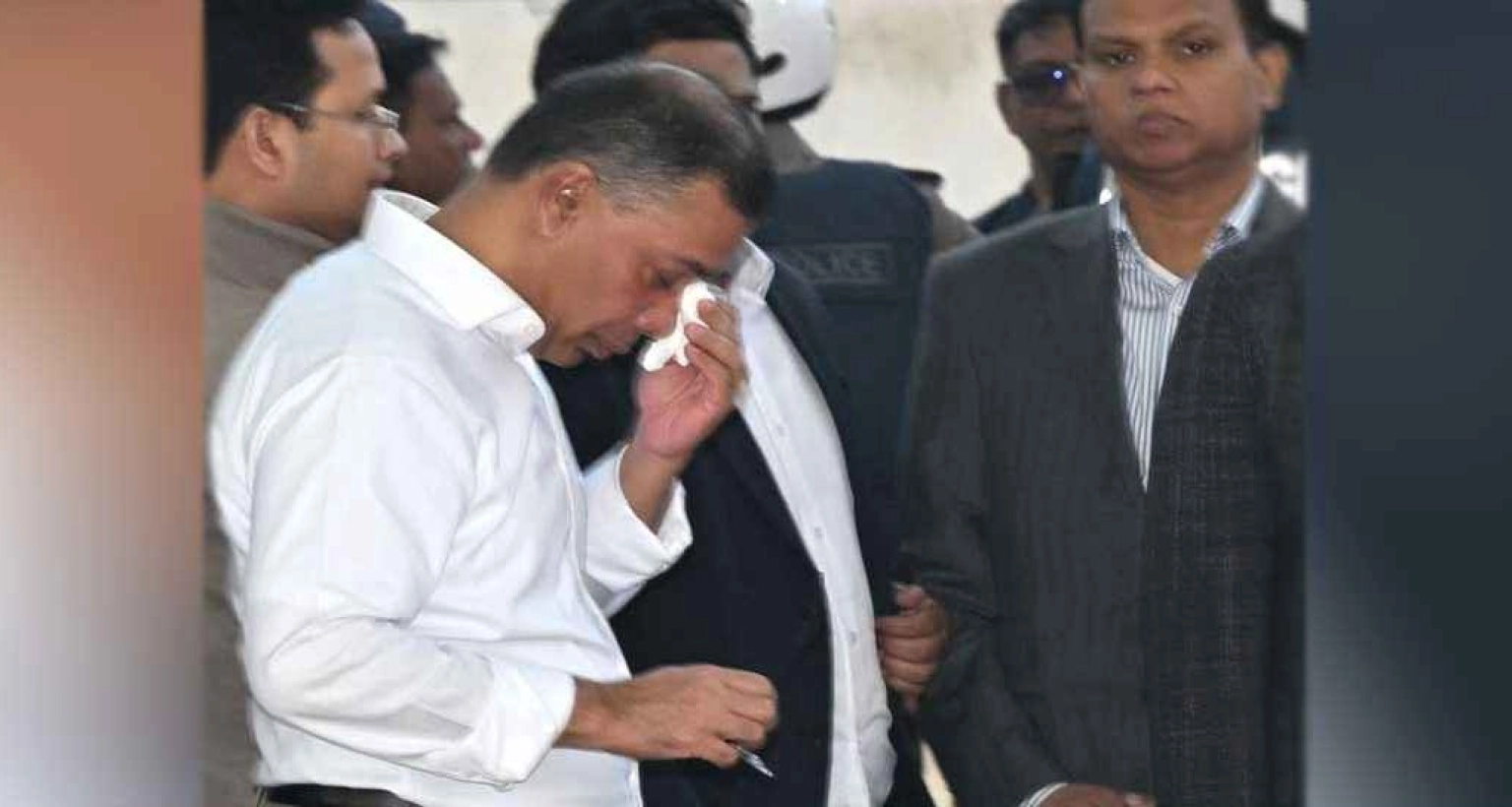 বাবার কবরের পাশে কাঁদলেন তারেক রহমান, কাঁদালেন সবাইকে