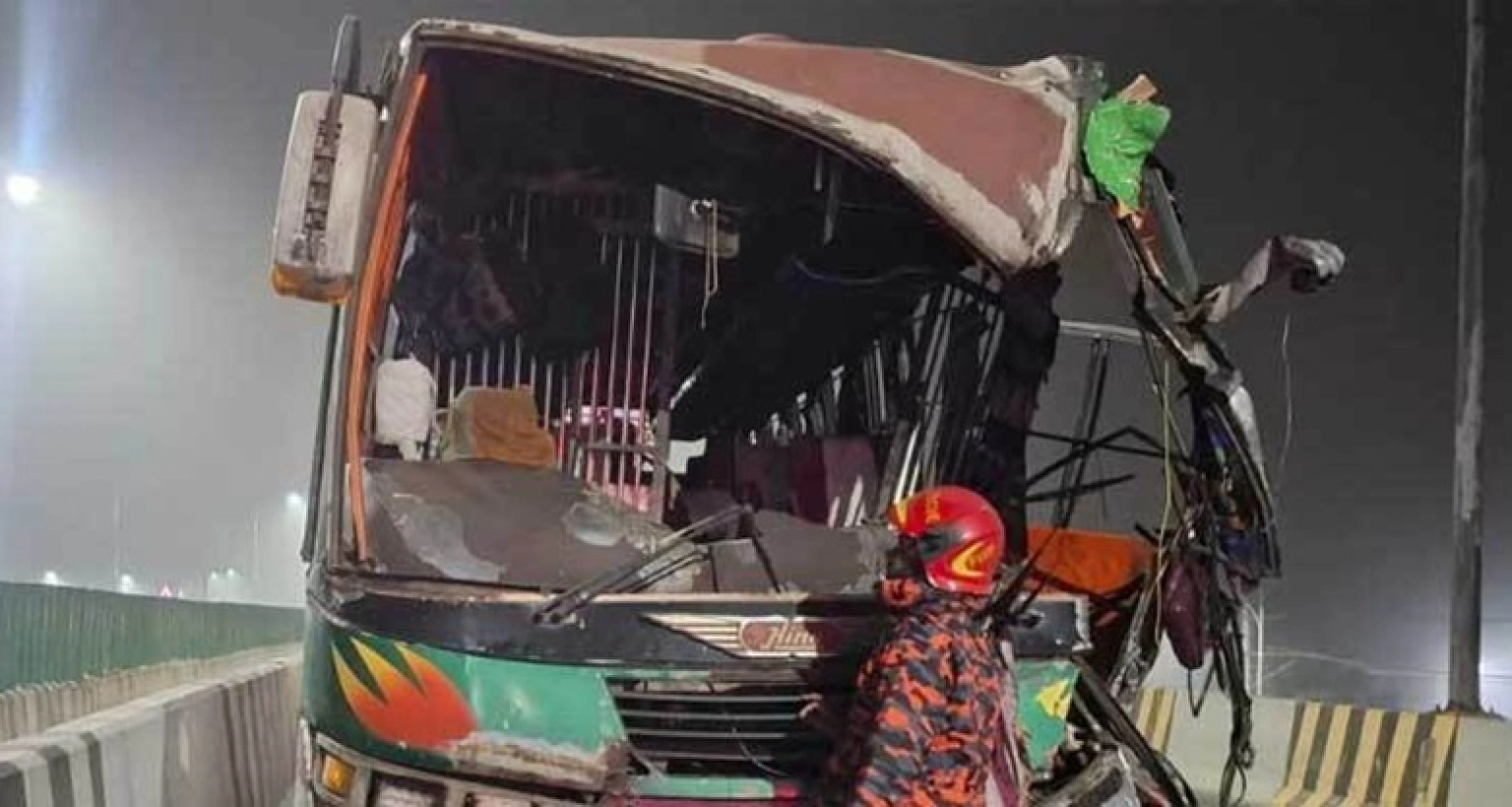 যাত্রীবাহী বাস-ট্রাকের সংঘর্ষ, আহত ১০