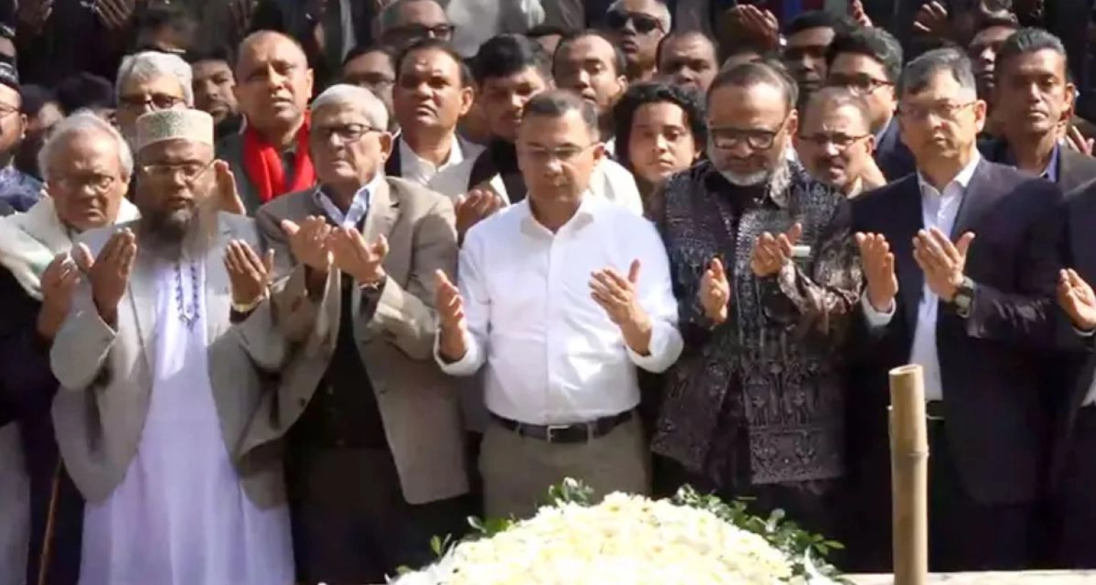 শহীদ ওসমান হাদির কবর জিয়ারত করলেন তারেক রহমান