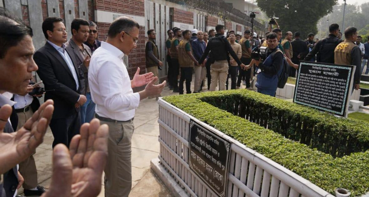 নিজের ছোট ভাইয়ের কবর জিয়ারত করলেন তারেক রহমান