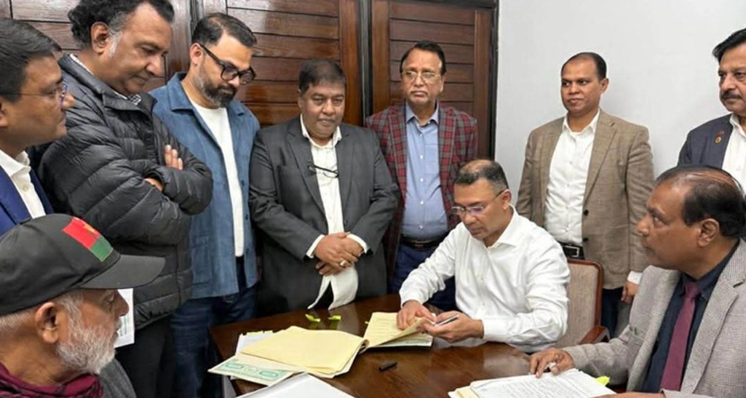 দুই আসনে মনোনয়নপত্রে স্বাক্ষর করলেন তারেক রহমান