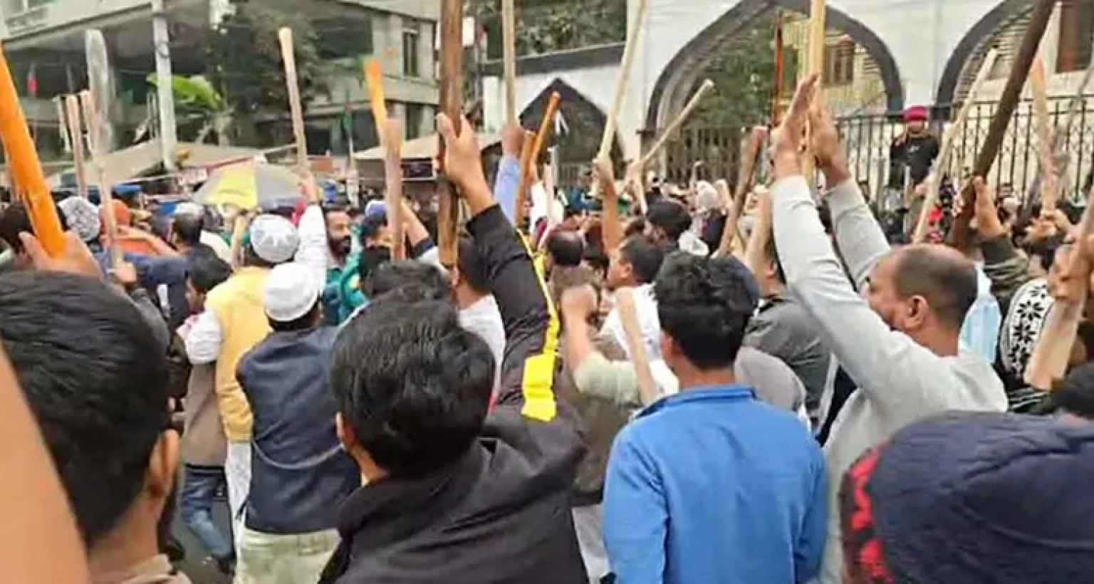 কারওয়ান বাজারে লাঠিসোঁটা নিয়ে রাস্তায় ব্যবসায়ীরা