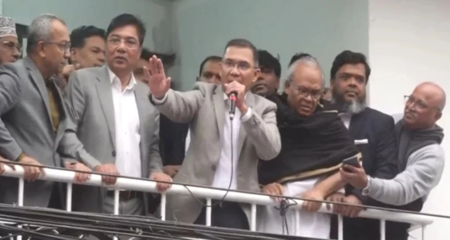 আসুন, দেশটাকে নতুন করে গড়ে তোলার চেষ্টা করি: তারেক রহমান