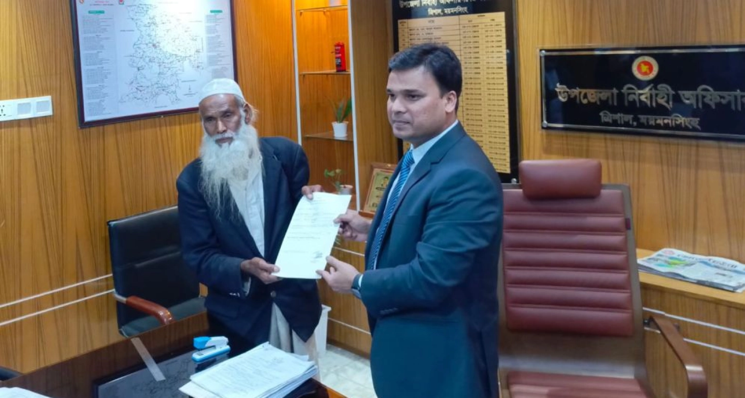 এমপি হতে মনোনয়ন ফরম জমা দিলেন ভিক্ষুক মুনসুর