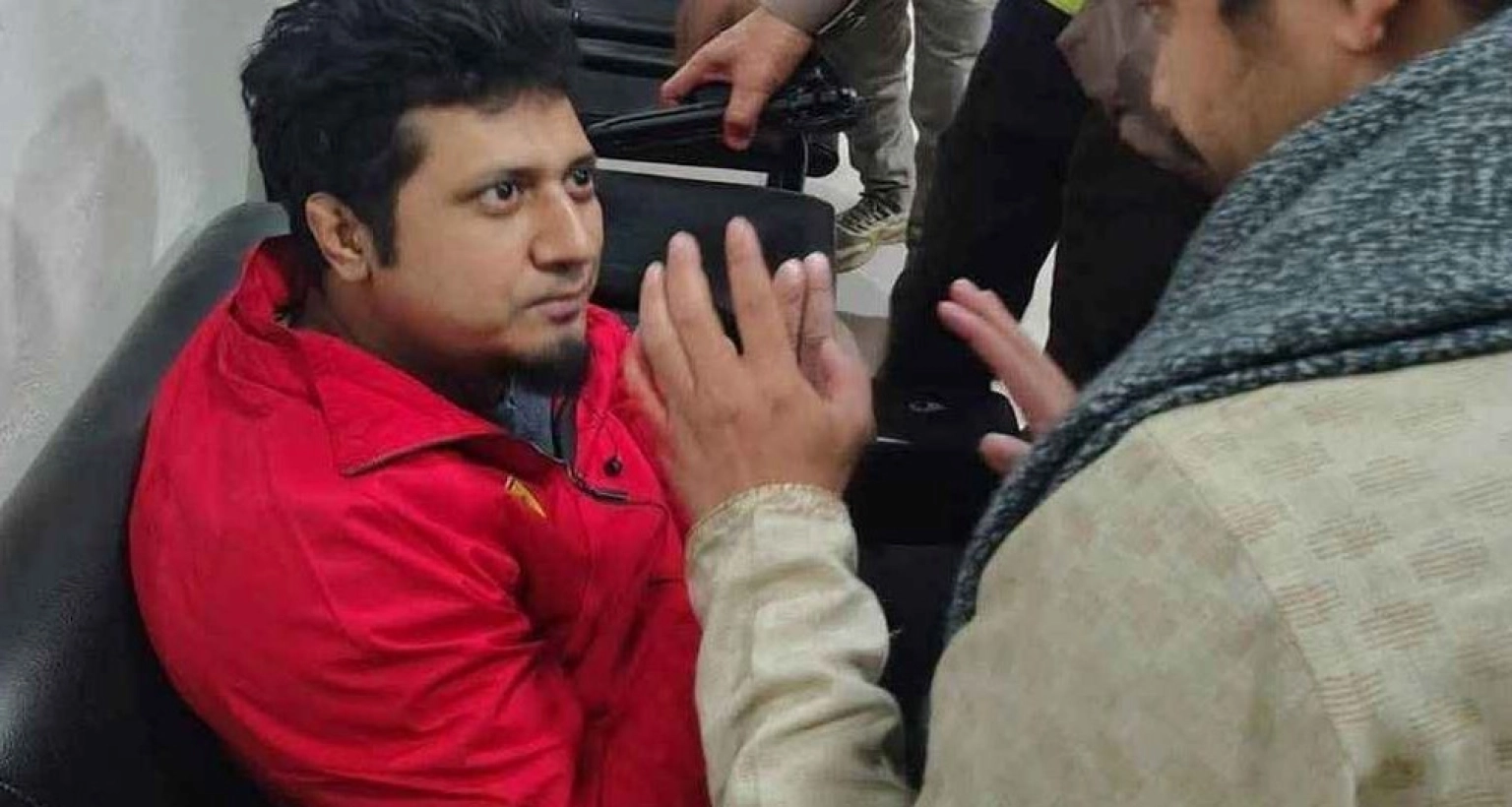 শাহবাগ মোড়ে ইনকিলাব মঞ্চের আন্দোলন থেকে ‘অস্ত্র’সহ যুবক আটক!