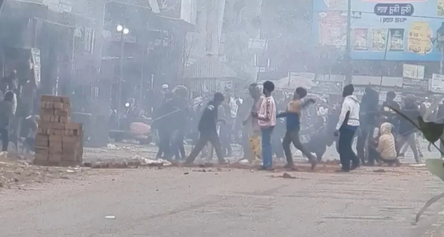 ব্রেকিং নিউজ: ২ ঘণ্টাব্যাপী ভয়াবহ সংঘর্ষ