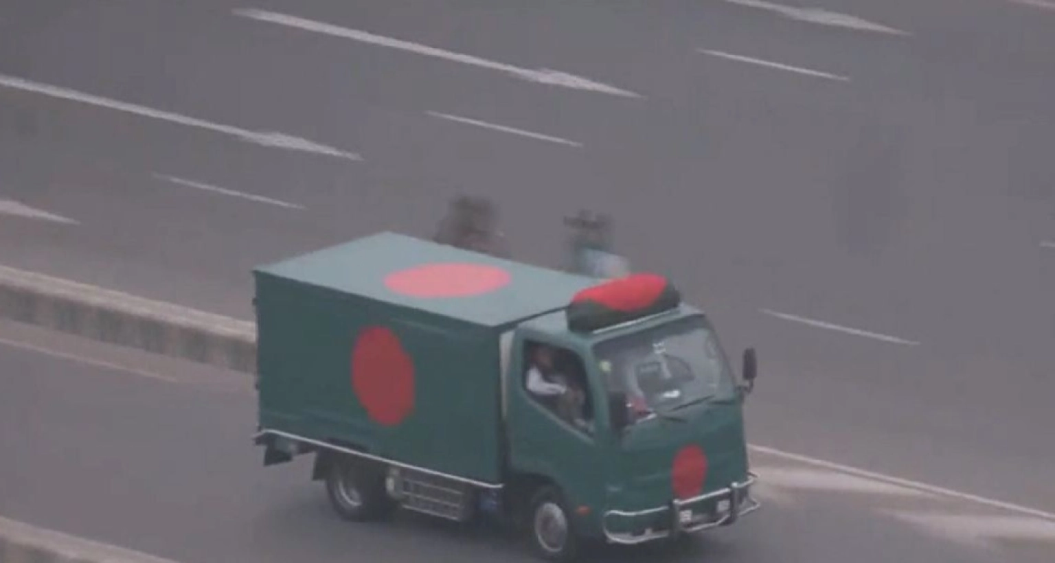 লাল-সবুজের পতাকা মোড়ানো অ্যাম্বুলেন্সে খালেদা জিয়ার মরদেহ নেয়া হচ্ছে গুলশানে