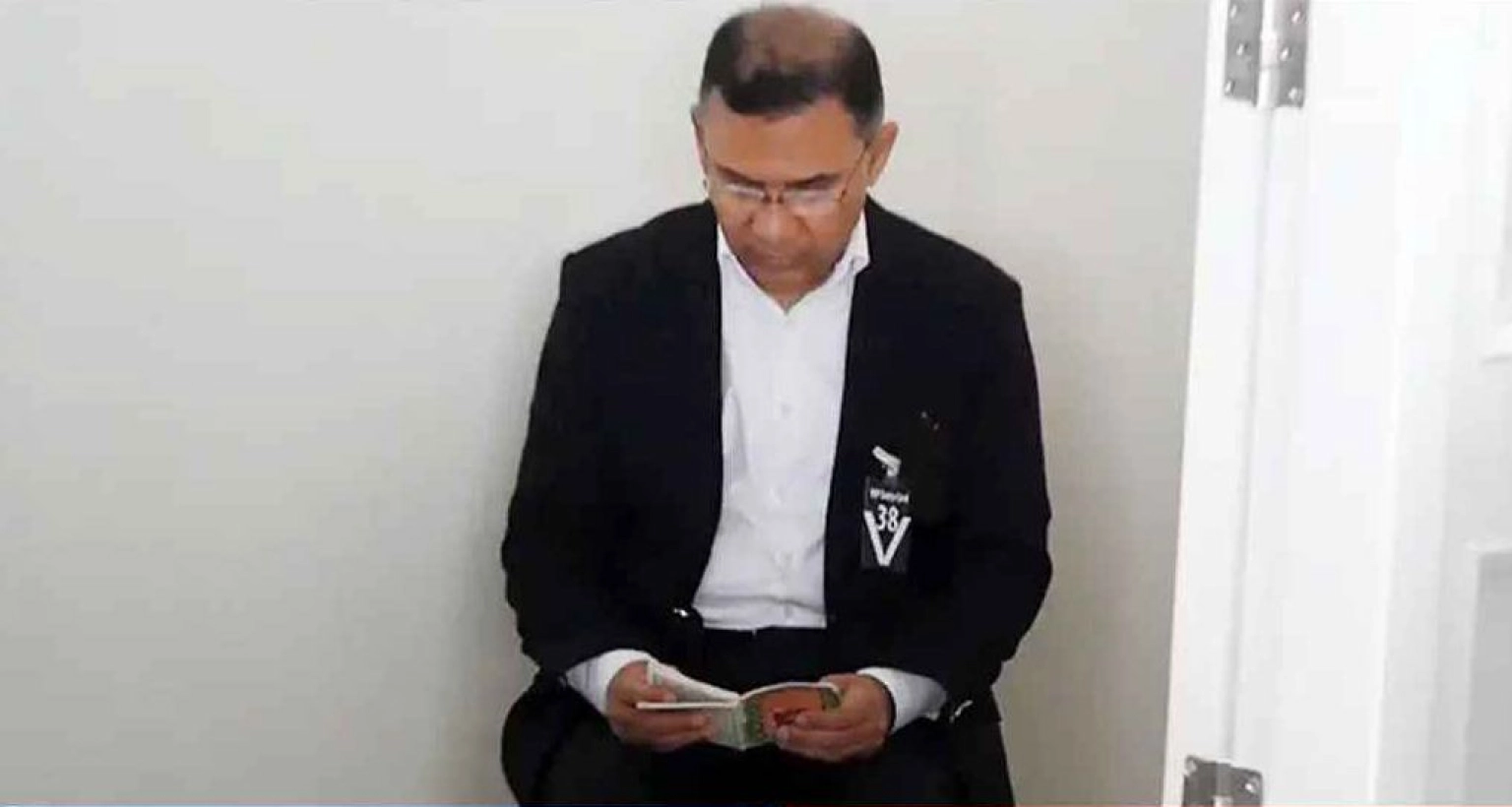 মায়ের কফিনের পাশে বসে কোরআন তেলাওয়াত করছেন ছেলে তারেক রহমান