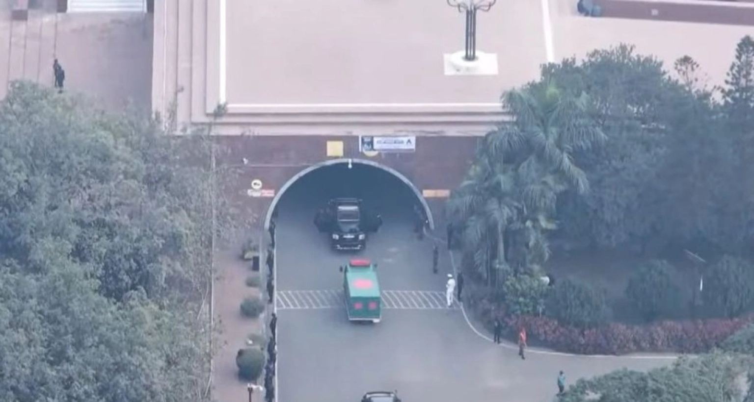 খালেদা জিয়ার মরদেহ বহনকারী গাড়িবহর মানিক মিয়া অ্যাভিনিউয়ে