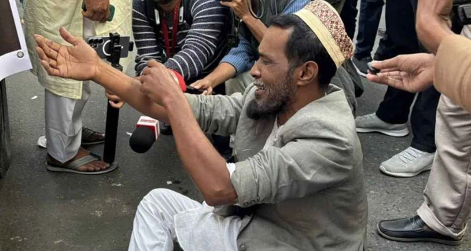 খালেদা-জিয়ার-জানাজায়-এসে-হাউমাউ-করে-কাঁদছে-মানুষ