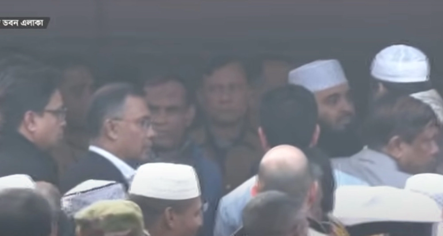 খালেদা জিয়ার কফিন কাঁধে তুলে নিলেন মিজানুর রহমান আজহারী