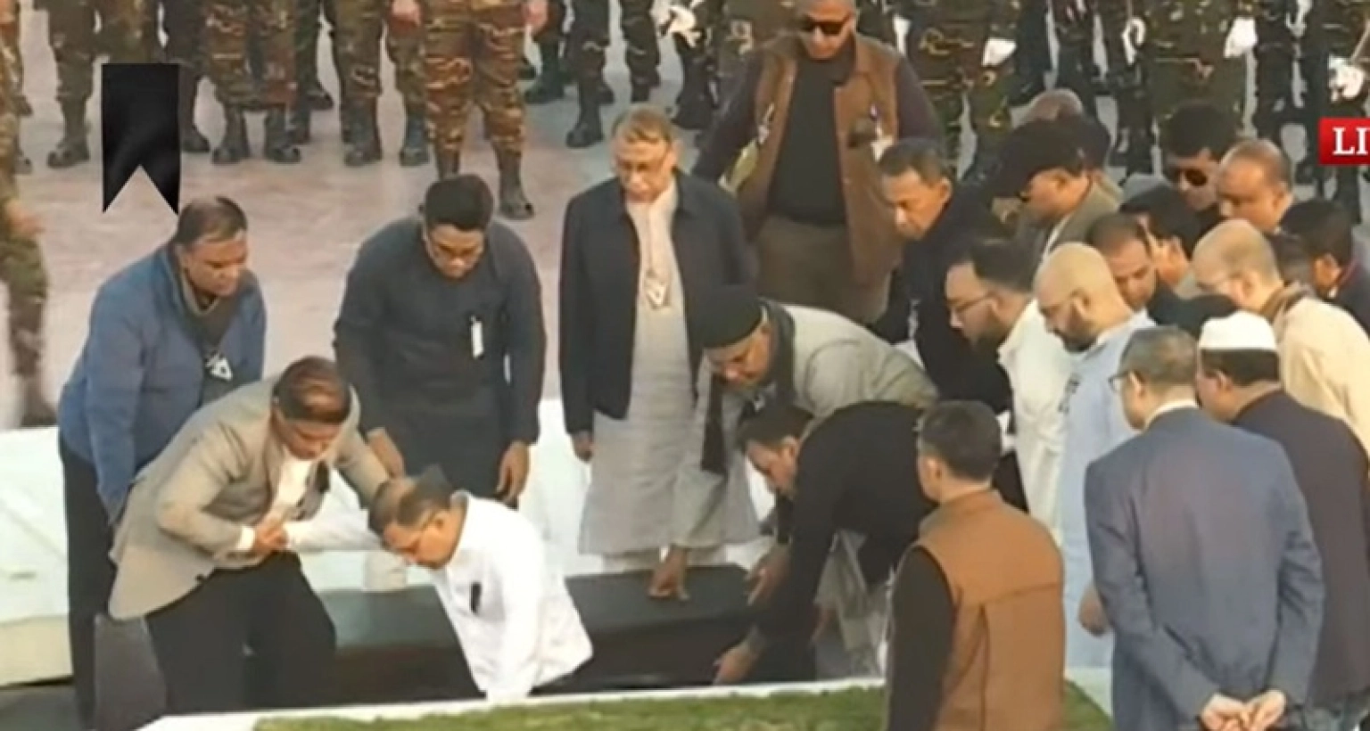 নিজ হাতে খালেদা জিয়াকে কবরে শায়িত করলেন তারেক রহমান