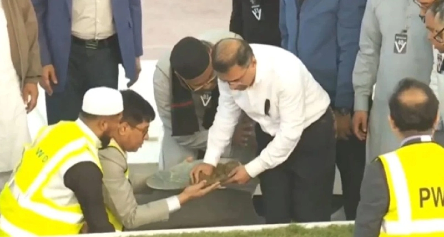 অকৃত্রিম ভালোবাসায় আপসহীন নেত্রীকে চিরবিদায় জানাল বাংলাদেশ