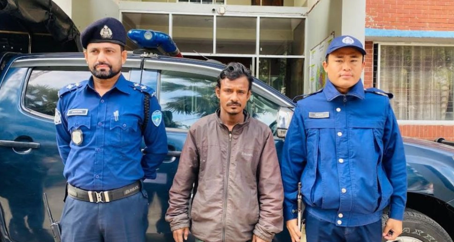 কনকনে শীতে সড়কের পাশে পড়ে থাকা সেই দুই শিশুর বাবা পুলিশ হেফাজতে