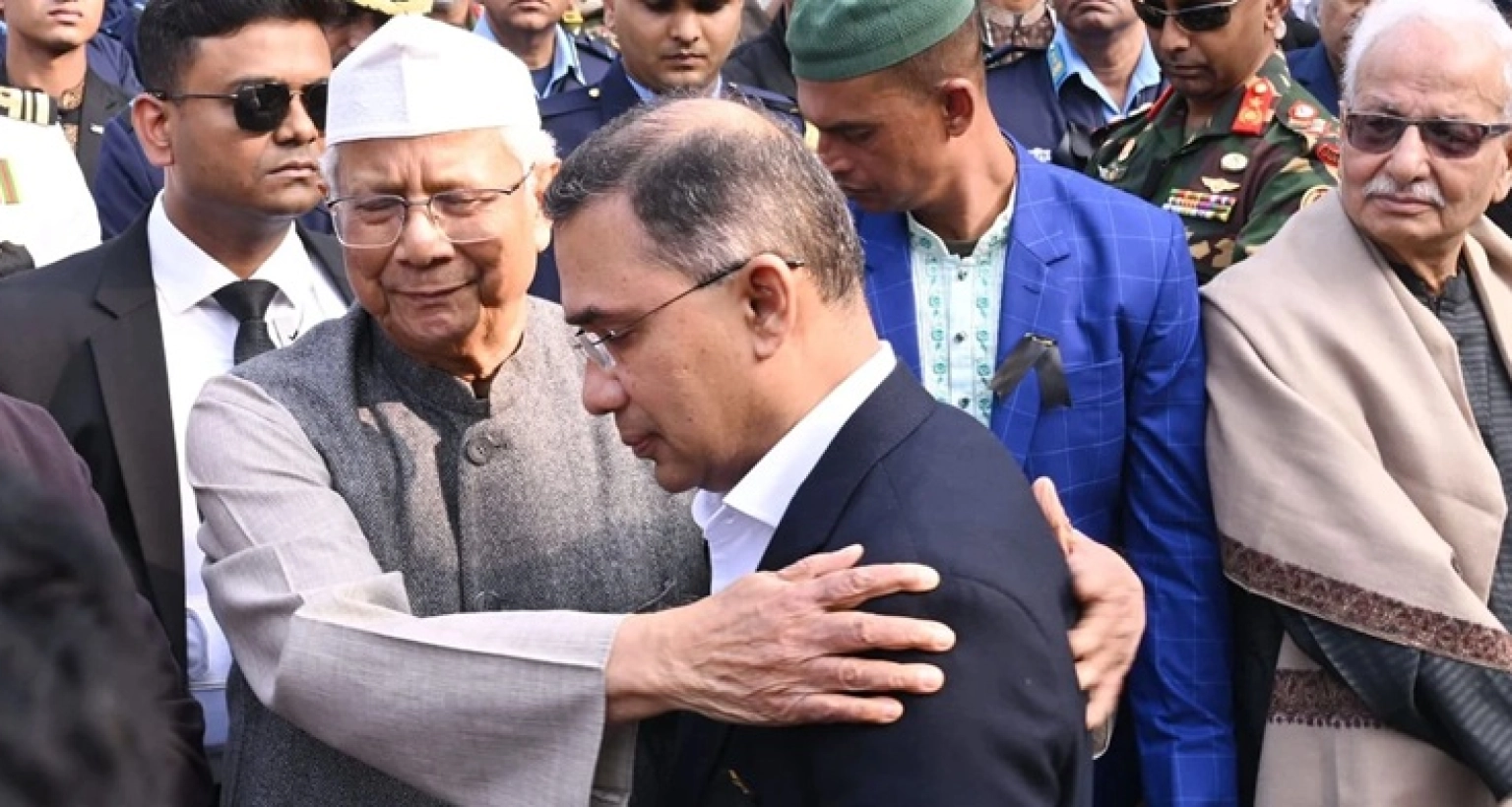 তারেক-রহমানকে-বুকে-টেনে-নিয়ে-সান্ত্বনা-দিলেন-প্রধান-উপদেষ্টা