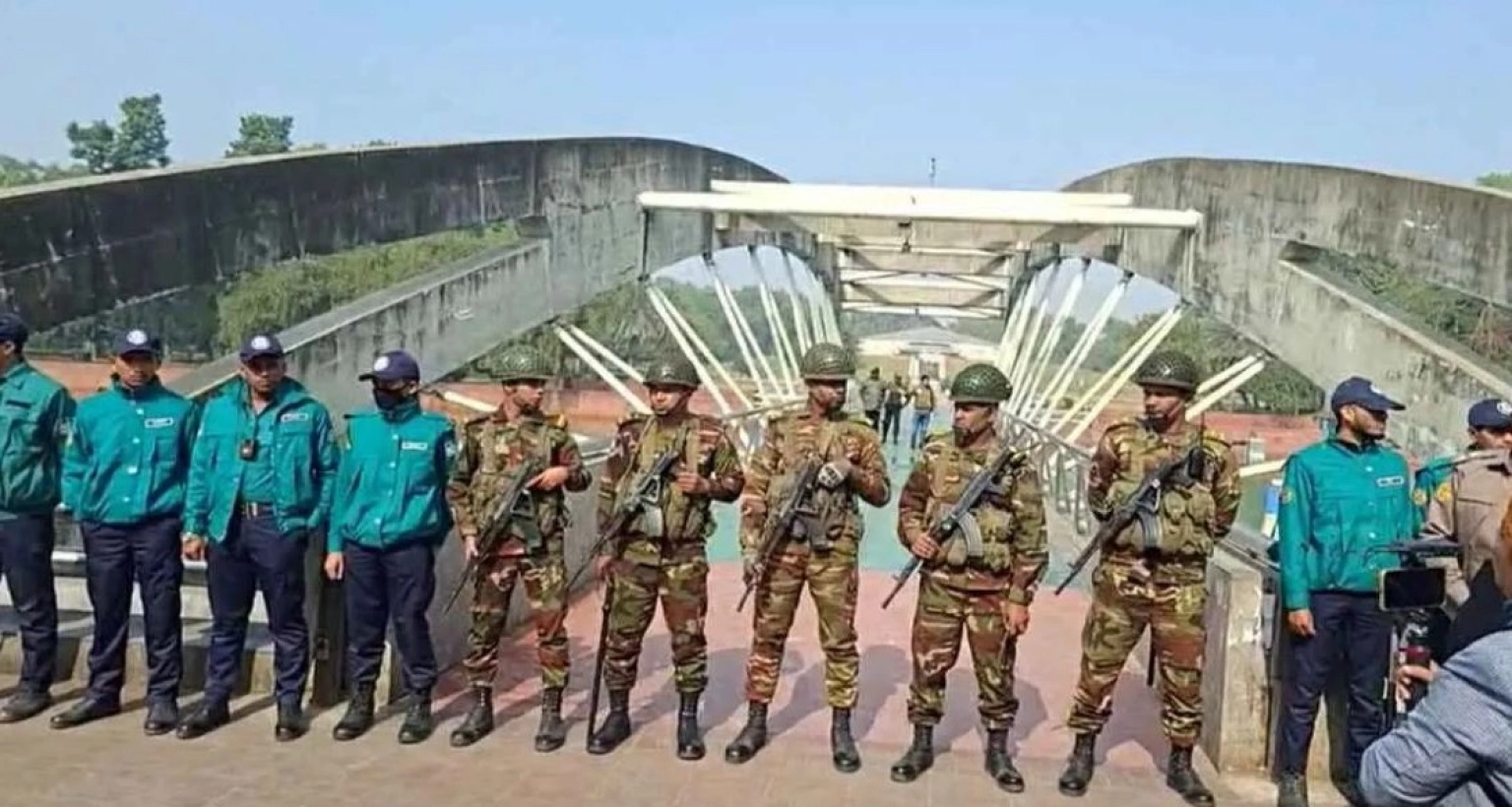 ভোর থেকেই বেগম জিয়ার কবর জিয়ারত করতে মানুষের ঢল, বন্ধ প্রবেশমুখ