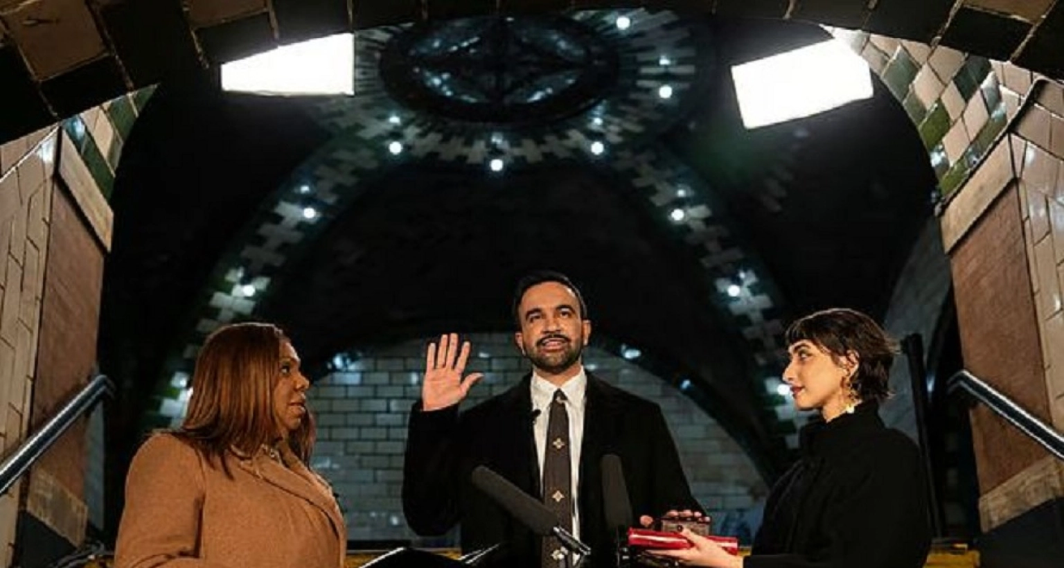 পবিত্র কোরআন ছুঁয়ে শপথ নিউইয়র্কের ইতিহাসে এই প্রথম কোনো মেয়য়ের 